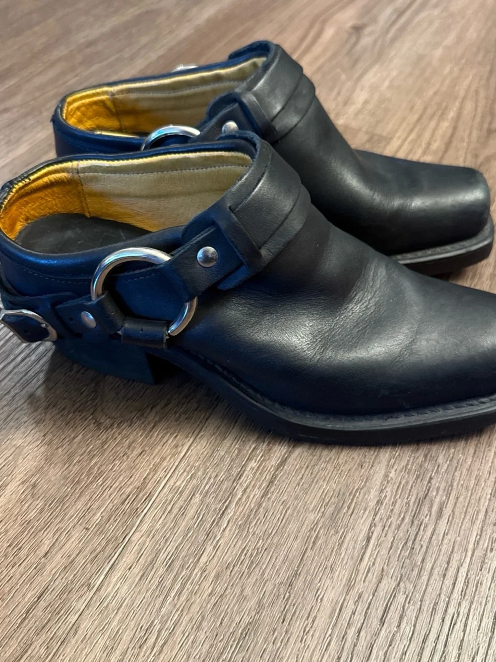 Frye Black leather belted shoe buckle shoes with yellow lining. Size 6M